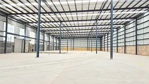 Interior de bodega con 11.5 metros de altura libre en Ranger Park