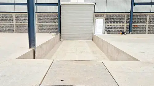 Interior de bodega industrial con anden de carga y rampa niveladora en Tlaquepaque