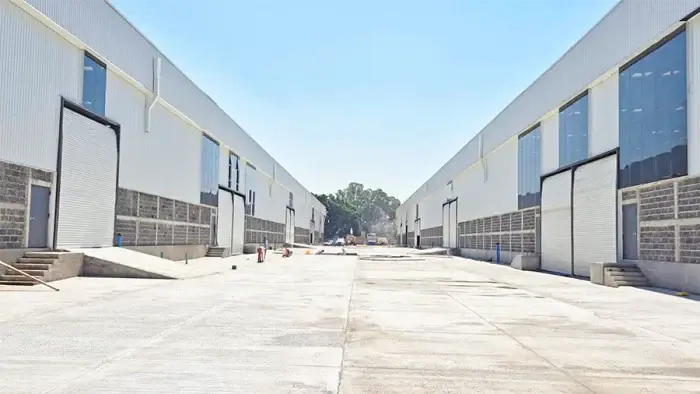 Exterior de bodega industrial con área de maniobras en Tlaquepaque, Jalisco
