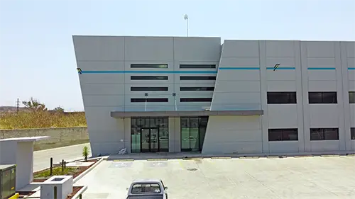 Fachada de oficinas de nave industrial en El Salto