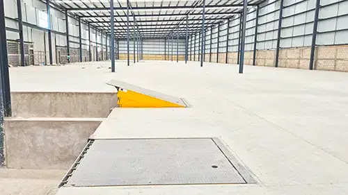 Interior de nave industrial con rampa niveladora para carga y descarga en Ranger Park