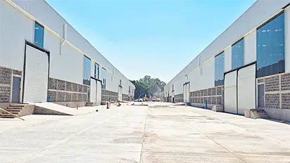 Exterior de bodega industrial con área de maniobras en Tlaquepaque, Jalisco