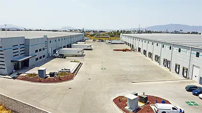 Vista aérea de bodegas en El Salto con área de maniobras y estacionamiento