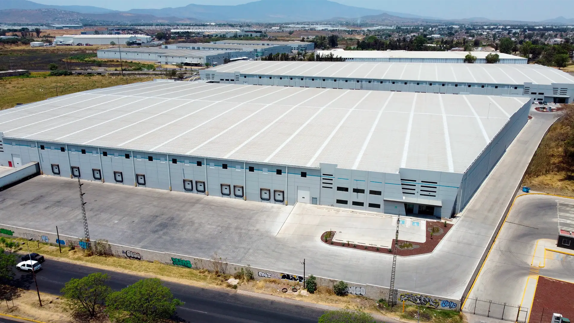 Vista aérea nave industrial, superficie amplia