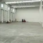 Bodega industrial con rampa para montacargas