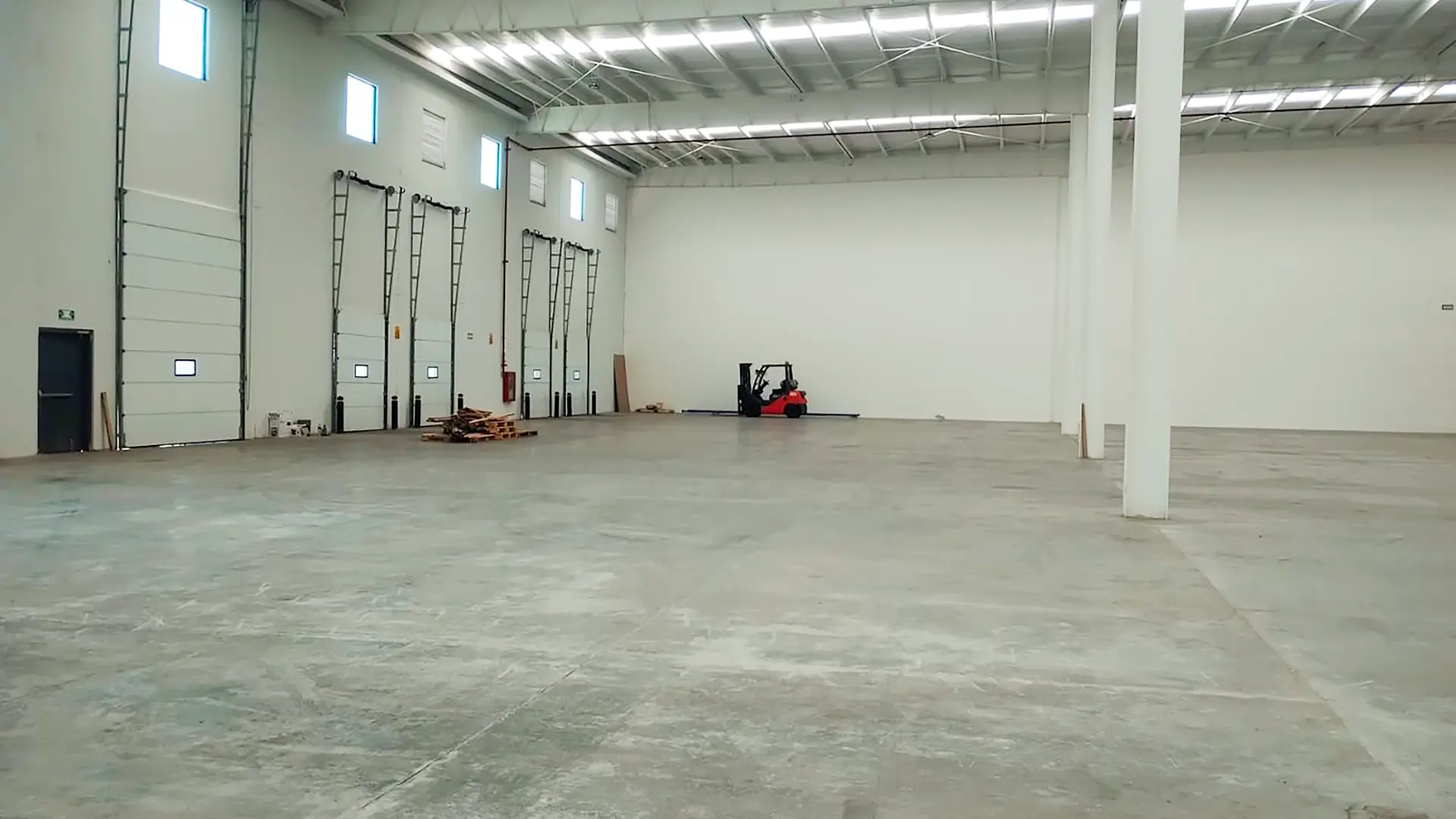 Bodega industrial con rampa para montacargas