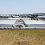 Vista aérea de fachada de parque industrial en El Salto, Jalisco