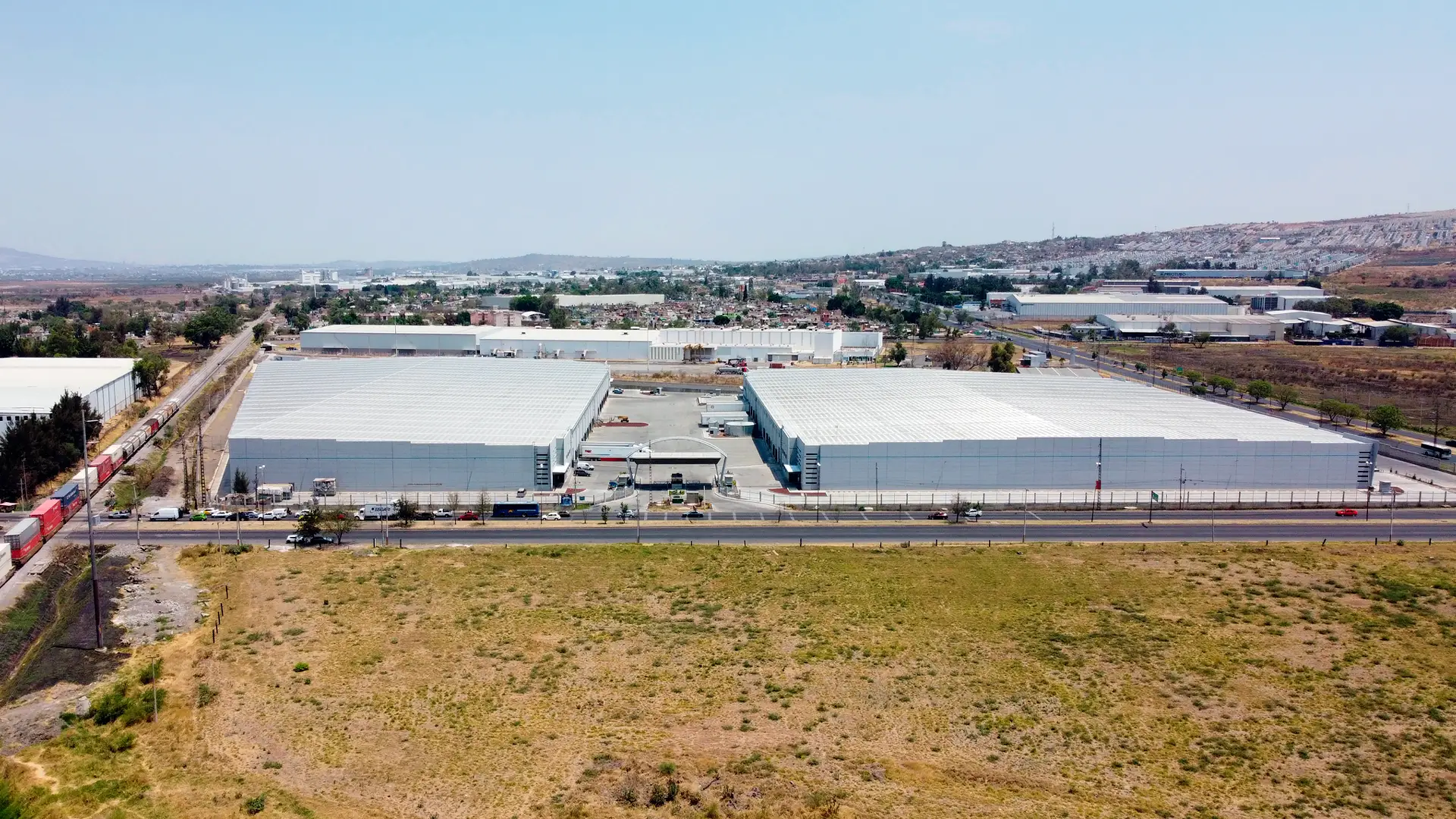 Vista aérea de fachada de parque industrial en El Salto, Jalisco