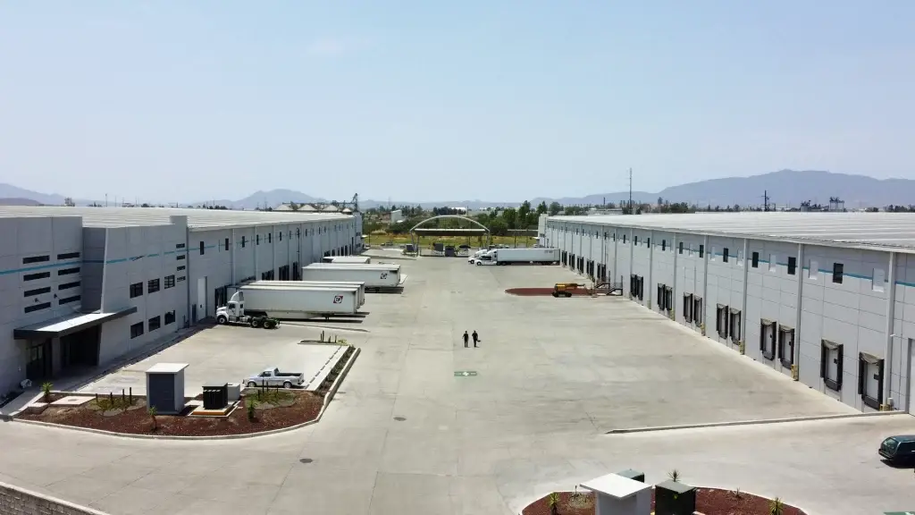 Vista aérea de bodegas en El Salto con área de maniobras y estacionamiento