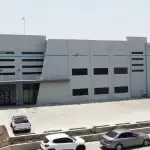 Fachada de oficinas de nave industrial en El Salto