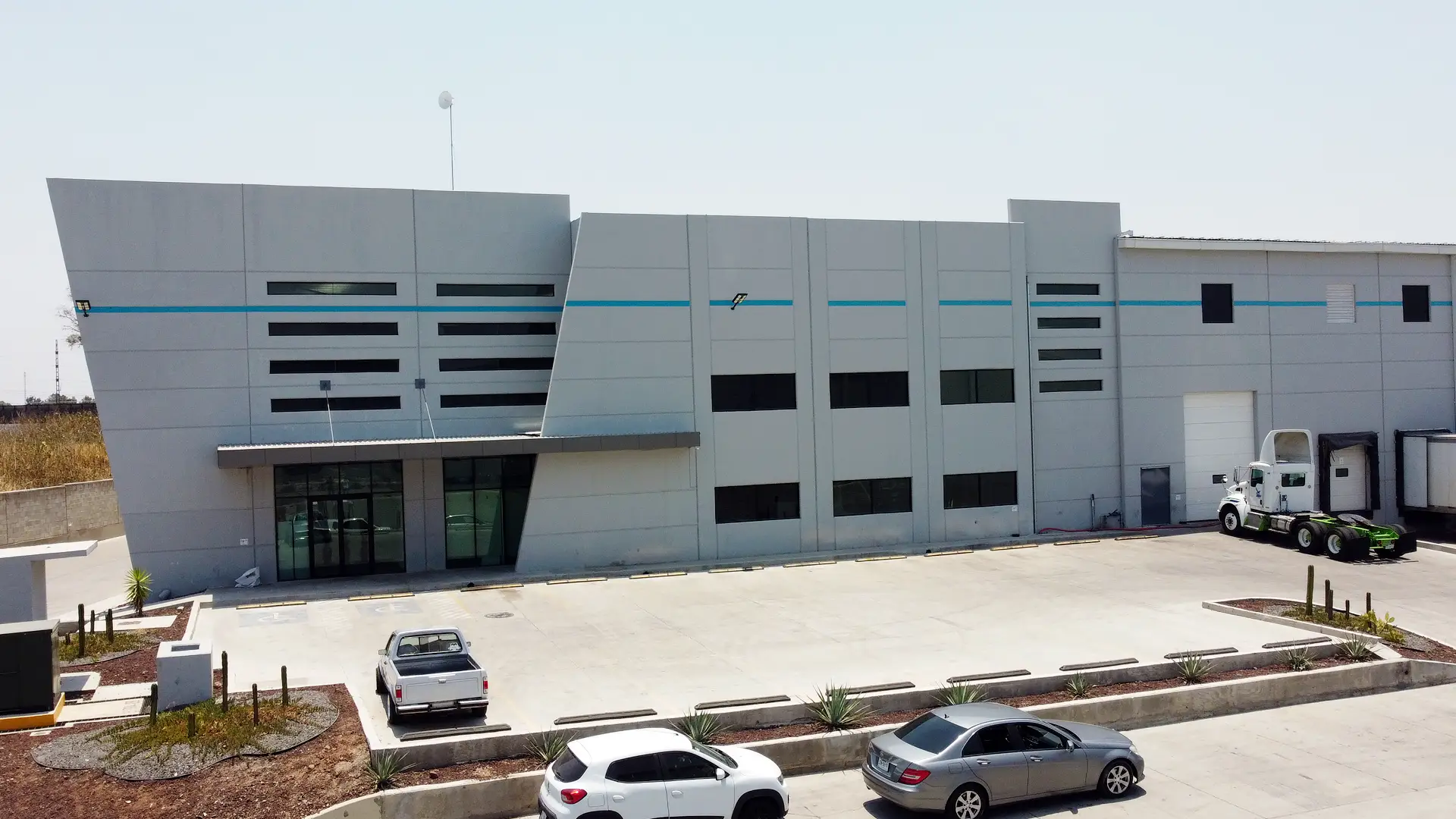 Fachada de oficinas de nave industrial en El Salto